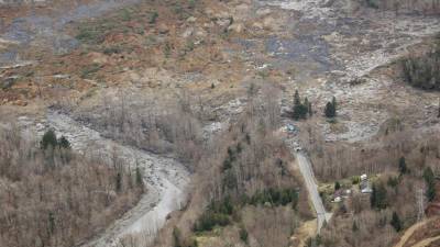 Fotografía cedida por el Departamento de Transportes de Washington hoy, lunes 24 de marzo del 2014, que muestra el paisaje tras el deslizamiento de tierra que destruyó varios hogares y ha causado la muerte de, al menos, ocho personas. EFE