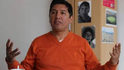 Fotografía del 13 de diciembre del 2019 del artista boliviano Enrique Calderón, quien imita al expresidente Evo Morales, en una entrevista con Efe en La Paz (Bolivia). EFE/Martín Alipaz