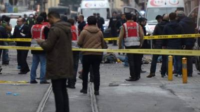 Equipos de policía y rescate turcos inspeccionan la escena de un ataque suicida bomba en la calle en Estambul, Turquía. EFE