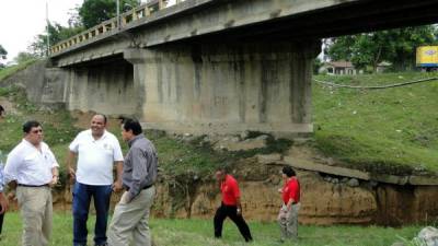 La base central del puente sobre el río Camalote, carretera a Santa Rita amenaza con hundirse.