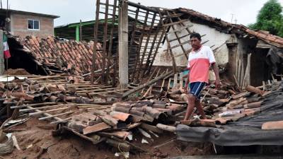 Un hombre residente de una zona rural de Acapulco llamado Agua Caliente paseos en medio de los escombros de su casa, en el estado de Guerrero, México el 20 de septiembre de 2013.