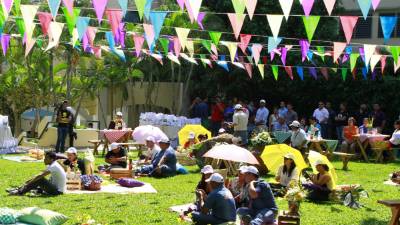 Los invitados disfrutaron en un ambiente tipo día de campo tropical.