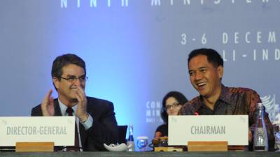 Roberto Azevedo, director de la OMC, celebra el acuerdo comercial alcanzado.