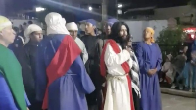 Captura de pantalla del joven interpretando a Jesús en el Viernes Santo.