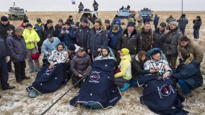Los rusos Mikhail Kornienko y Sergey Volkov de Roscosmos junto con Scott Kelly de la Nasa en Kasajistán. efe