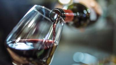El vino tinto es rico en antioxidantes.