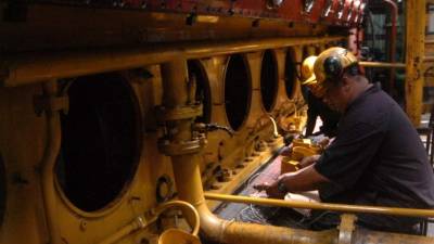 Ayer trabajaron en la reparación de motores.