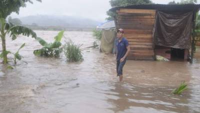 En La Ceiba, el río Cangrejal elevó su caudal provocando que varias familias que residen en el bordo evacuaran.