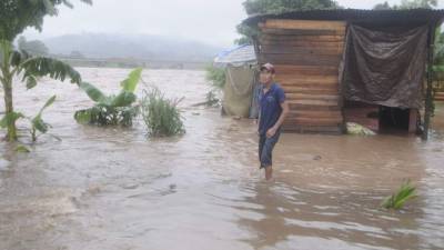 En La Ceiba, el río Cangrejal elevó su caudal provocando que varias familias que residen en el bordo evacuaran.