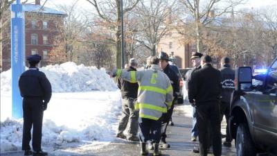 Autoridades locales, estatales, federales y el cuerpo de bomberos registran cuatro edificios y el patio principal de la Universidad de Harvard, después de una amenaza de bomba en las instalaciones de la institución educativa Cambridge (Estados Unidos). EFE