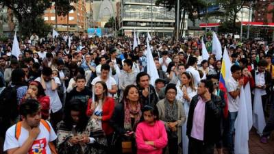 Colombianos reaccionan tras escuchar los resultados del plebiscito celebrado ayer domingo. EFE