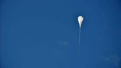 La agencia espacial NASA lanzó a la atmósfera terrestre un 'platillo volador' que le permite probar tecnologías con las que algún día espera transportar a humanos a Marte, en un ensayo que concluyó con éxito cuando la enorme nave con forma de disco cayó en el lugar esperado en el Océano Pacífico. EFE