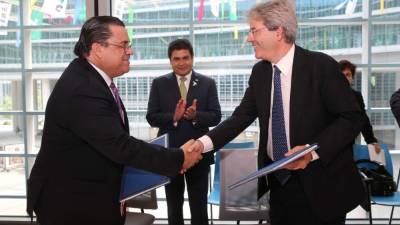 El presidente Juan Orlando Hernández participó como testigo en la firma del préstamo de Italia a Honduras.