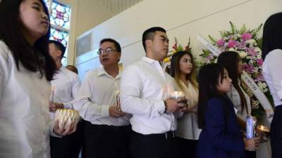 Familiares y amigos de una de las víctimas del tiroteo asisten a una ceremonia de homenaje.
