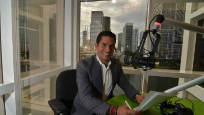 El periodista y escritor cubano Ismael Cala posa durante una entrevista con Efe en Miami, Florida (EE.UU.). EFE