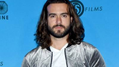 El actor mexicano fue visto disfrutando de un poco de libertad en medio de su arresto domiciliario mientras esperaba a ser juzgado por los cargos de homicidio culposo en Estados Unidos. Durante su salida a una iglesia local el histrión de 'Yankee' lució un aspecto transformado, tal vez en un intento de lucir más serie en sus audiencias.