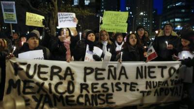Las manifestaciones se extendieron a nivel mundial, en la imagen, un grupo de mexicanos en Nueva York se unió a exigir la renuncia de Peña Nieto.