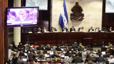 Diputados de la bancada del Partido Liberal dicen que conversan con Manuel Zelaya.