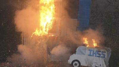 En minutos, la corrupción del IHSS, representada por un edificio de cinco pisos, se consumió en las llamas.