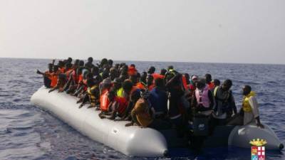Fotografía cedida por la Marina italiana de inmigración que muestra una lancha en la que viajan decenas de inmigrantes rescatados en el Mediterráneo.