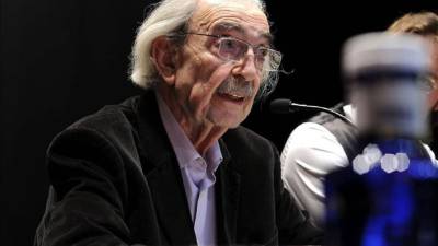 El escritor argentino residente en México Juan Gelman, de 83 años, falleció hoy en esta capital, según informaron a Efe fuentes oficiales y de la familia del autor.