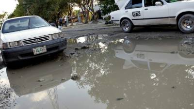 En las calles y pasajes hay enormes “cráteres” que dificultan el paso a los peatones y carros. Foto: Joseph Amaya.