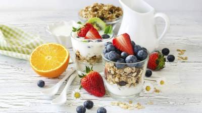 Las frutas y yogur son fuente de energía. Además son ricas en fibras, por lo que dan sensación de llenura.