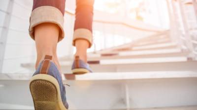 Subir más de 14 tramos de escaleras varias veces al día para obtener los beneficios
