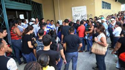 Los ciudadanos hacen largas filas afuera del edificio El Barco en el barrio La Guardia para tramitar el documento.