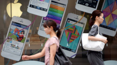 Los usuarios de BlackBerry y iPhone podrían ser víctimas de espionaje, según investigaciones.