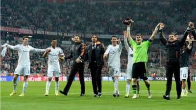 Los jugadores del Real Madrid celebrando la victoria y clasificación.