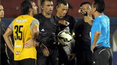 Jorge Pineda le reclamó al árbitro Óscar Moncada al final del partido por el tiempo que dio de añadido y en el que logró empatar el Real España.