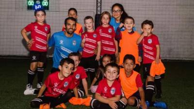 Nico Cardozo con un grupo de niños de su escuela en Uruguay.