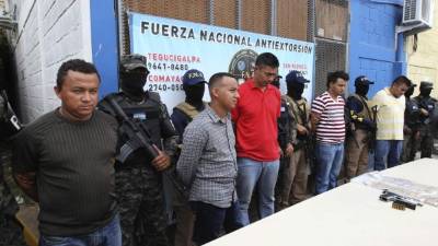 Los policías Francis René y Walter Noel Barahona Fúnez (los dos de la izquierda) fueron arrestados.