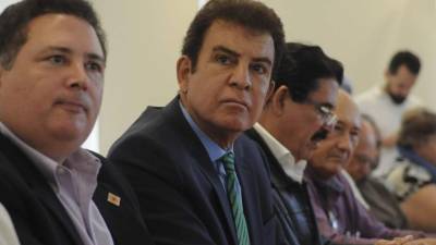 Guillermo Valle, Salvador Nasralla, Mel Zelaya y Carlos H. Reyes en la mesa principal.