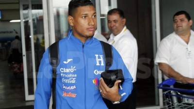 Bryan Acosta a su llegada al país con la Selección de Honduras. Foto Neptalí Romero