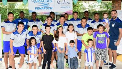 Los jugadores compartieron con un emocionados grupo de niños y niñas. Todos estuvieron felices.