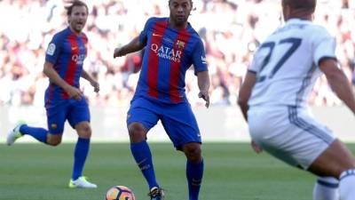 Former Barcelona's Brazilian forward Ronaldinho (C) controls the ball during a charity football match between Barcelona Legends vs Manchester United Legends at the Camp Nou stadium in Barcelona on June 30, 2017. / AFP PHOTO / PAU BARRENA