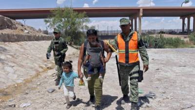 Militares mexicanos frenan el paso de migrantes hondureños hacia Estados Unidos en Ciudad Juárez./AFP.