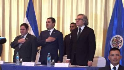 Jorge Rivera Avilés, presidente de la CSJ; Juan Orlando Hernández, presidente del Ejecutivo y Luis Almagro, secretario general de la OEA.