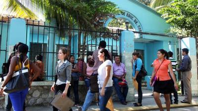 Maestros de todo el departamento llegaron a inscribirse ayer.