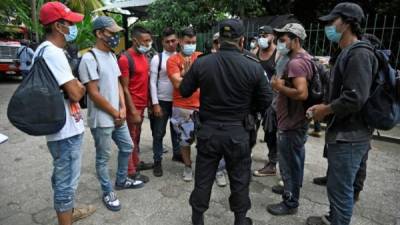 Migrantes hondureños fueron detenidos por agentes estadounidenses en Guatemala y devueltos a la frontera./