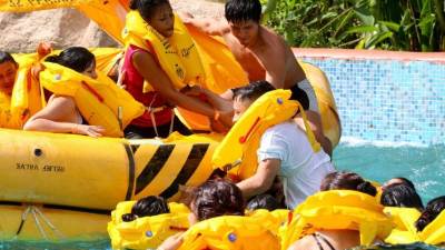 Los tripulantes de cabina, mientras son entrenados para rescates acuáticos. Foto: Yoseph Amaya.