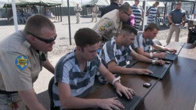 Un grupo de inmigrantes indocumentados y residentes legales presos en las cárceles del Alguacil del Condado Maricopa, Joe Arpaio. EFE/Archivo