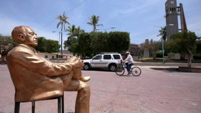 Fotografía del 7 de mayo de 2017 que muestra la instalación de una escultura de Juan Rulfo hecha por el artista Javier Silva como parte de los preparativos del centenario del natalicio de Juan Rulfo, en la plaza del municipio de Tuxcacuesco (México). EFE.