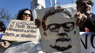 Algunos chilenos salieron a las calles exigiendo se les quite los privilegios de los militares.