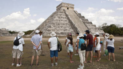 A picture dated May 30, 2009 shows tourists at Chichen Itza pyramid, in maya region of Yucatan, Mexico. Mexico expects the arrival of some 52 million tourists in 2012 due to prophecy according to the Mayan calendar about the end of the world or a change for the humanity on December 21, 2012, December 21, 2011. Photo: Juan Novelo/dpa/aa