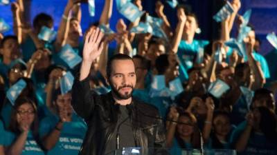 Nayib Bukele, a la izquierda, aventaja en los sondeos a Hugo Martínez, del FMLN, y Carlos Calleja, de Arena.