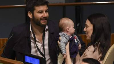 Ardern llegó acompañada a la Asamblea de la ONU junto a su hija, Neve, y su esposo Clarke Gayford./AFP.