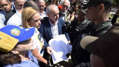 Las esposas de Leopoldo López y Antonio Ledezma junto a los senadores españoles en las afueras del penal de Ramo Verde.